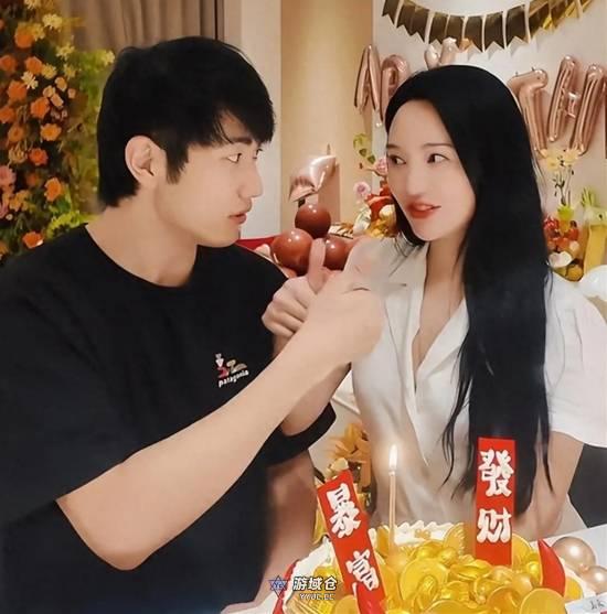 42岁金莎与小19岁男友参加恋综 网友热议