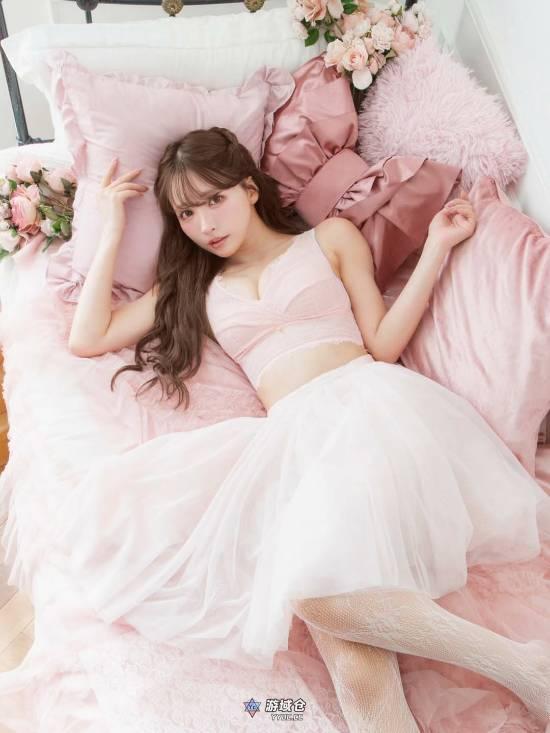 三上悠亚新照美到爆！白丝