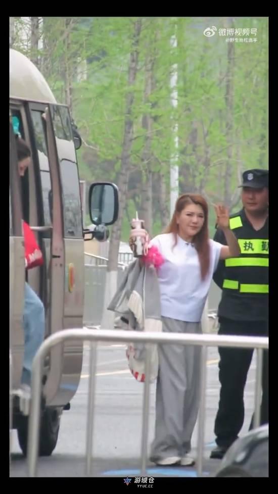 乌兰图雅“半永久嬉皮笑脸”都累没了!粉丝心疼 乌兰图雅“半永久嬉皮笑脸”都累没了!粉丝心疼