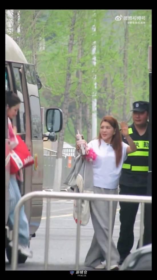 乌兰图雅“半永久嬉皮笑脸”都累没了!粉丝心疼 乌兰图雅“半永久嬉皮笑脸”都累没了!粉丝心疼