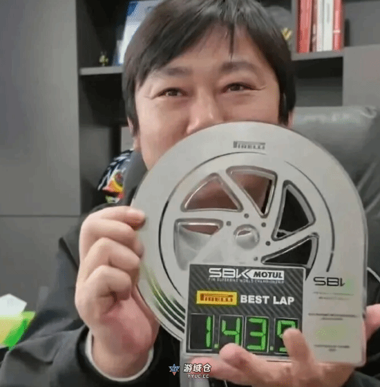 李亚鹏心疼张雪拍卖奖杯：准备找朋友拍下送回去