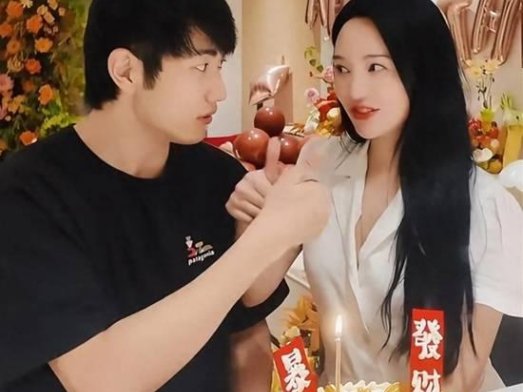 42岁金莎与小19岁男友参加恋综 网友热议